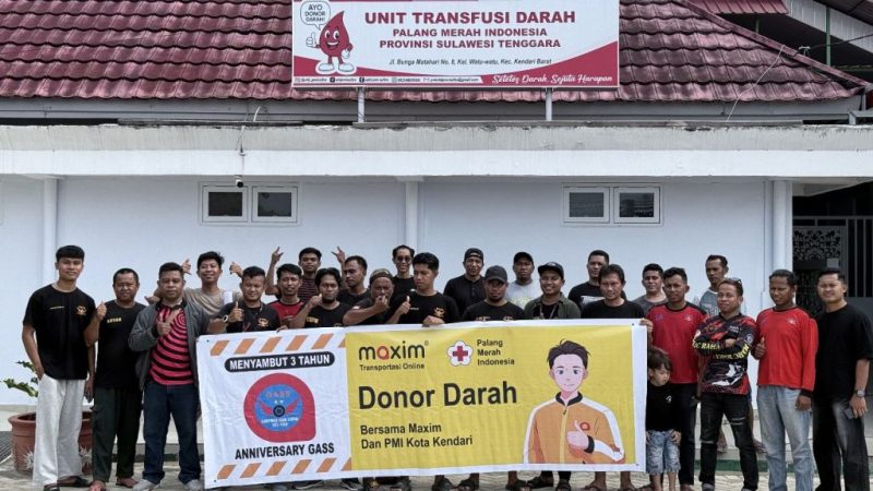 Mitra pengemudi Maxim Kendari berfoto bersama usai mengikuti kegiatan donor darah di Unit Transfusi Darah PMI Sulawesi Tenggara, Kendari. (Foto: Dok. Maxim Kendari)