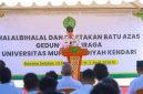 Gubernur Sulawesi Tenggara Andi Sumangerukka menyampaikan sambutan saat kegiatan peletakan batu pertama GOR Universitas Muhammadiyah Kendari, Rabu (1 April 2026).
