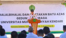 Gubernur Sulawesi Tenggara Andi Sumangerukka menyampaikan sambutan saat kegiatan peletakan batu pertama GOR Universitas Muhammadiyah Kendari, Rabu (1 April 2026).