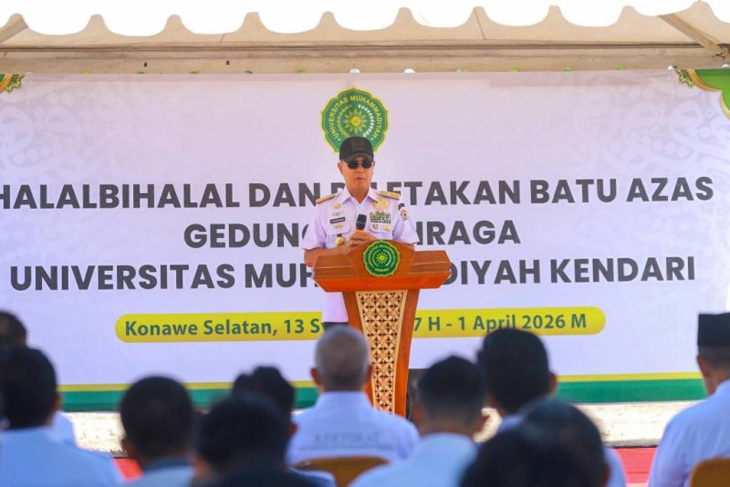 Gubernur Sulawesi Tenggara Andi Sumangerukka menyampaikan sambutan saat kegiatan peletakan batu pertama GOR Universitas Muhammadiyah Kendari, Rabu (1 April 2026).