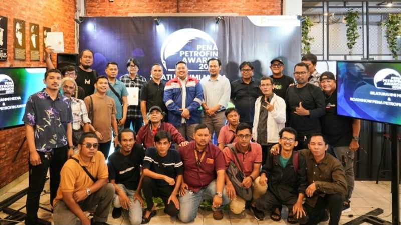 Foto bersama manajemen Elnusa Petrofin dan insan pers pada kegiatan silaturahmi media serta sosialisasi Pena Petrofin Awards 2025 di Padang, Sumatera Barat. Foto: Dok. Elnusa Petrofin.