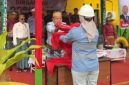 Direktur PT Tiran Indonesia, Capt. Andi Jamaluddin Arsyad, menyerahkan Bendera Merah Putih dalam prosesi upacara HUT ke-81 Kemerdekaan RI di Site Lameruru.