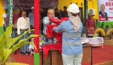 Direktur PT Tiran Indonesia, Capt. Andi Jamaluddin Arsyad, menyerahkan Bendera Merah Putih dalam prosesi upacara HUT ke-81 Kemerdekaan RI di Site Lameruru.