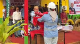 Direktur PT Tiran Indonesia, Capt. Andi Jamaluddin Arsyad, menyerahkan Bendera Merah Putih dalam prosesi upacara HUT ke-81 Kemerdekaan RI di Site Lameruru.