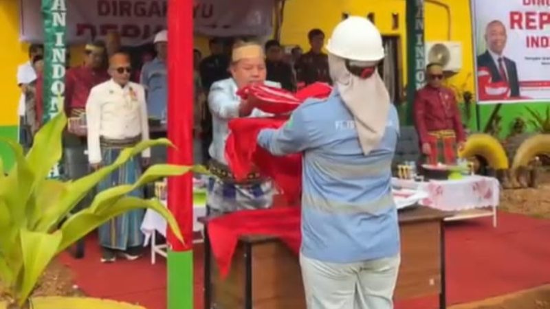 Direktur PT Tiran Indonesia, Capt. Andi Jamaluddin Arsyad, menyerahkan Bendera Merah Putih dalam prosesi upacara HUT ke-81 Kemerdekaan RI di Site Lameruru.