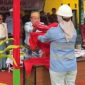Direktur PT Tiran Indonesia, Capt. Andi Jamaluddin Arsyad, menyerahkan Bendera Merah Putih dalam prosesi upacara HUT ke-81 Kemerdekaan RI di Site Lameruru.